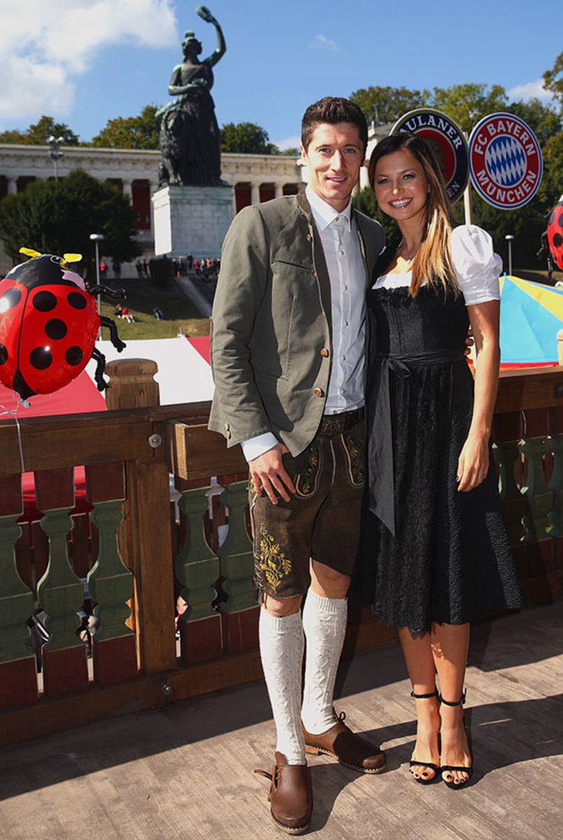 Robert-Lewandowski-wife-Anna-Oktoberfest-490650912.jpg